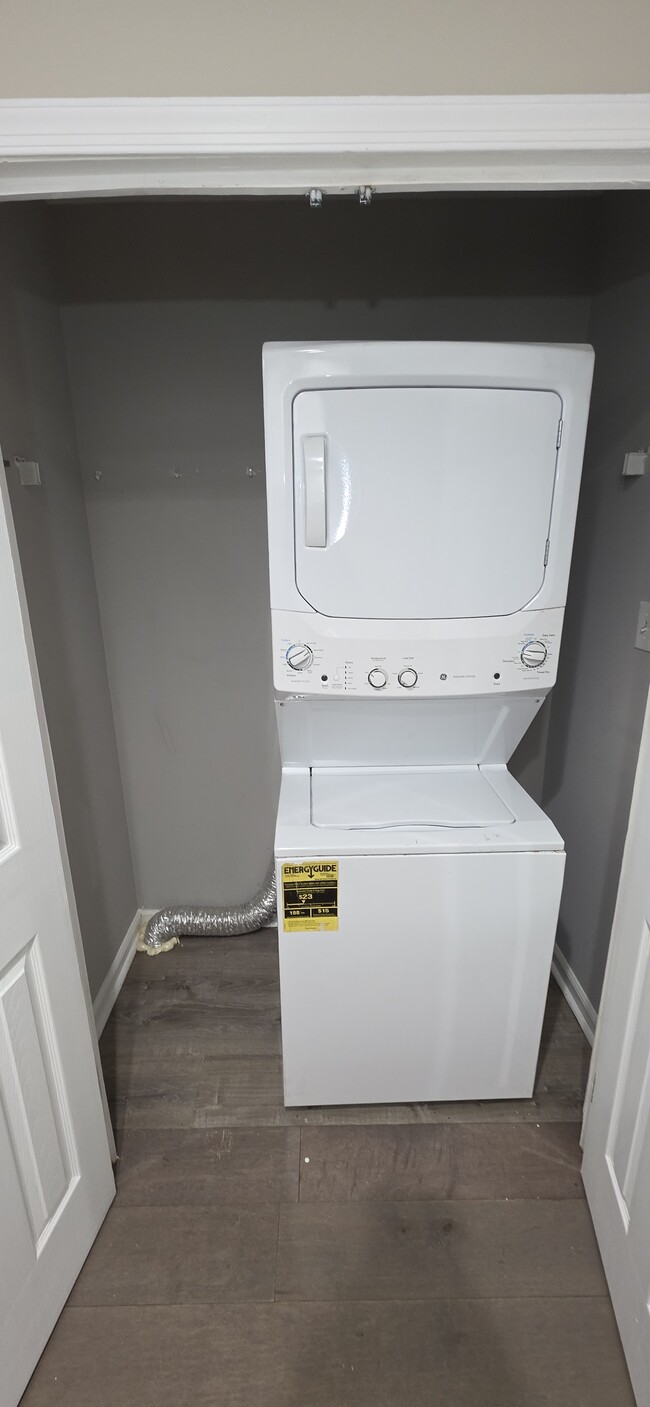 Building Photo - 238 N Rose St