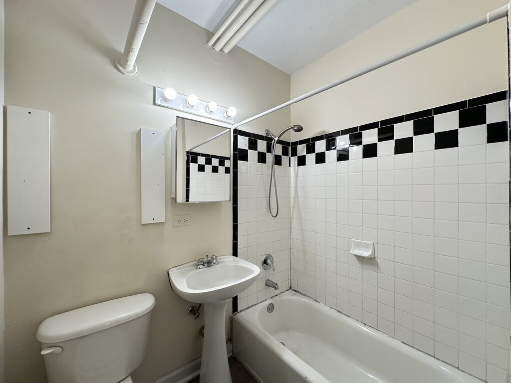 Building Photo - 3501 N Sheffield Ave