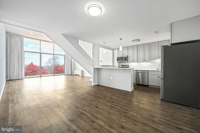 Primary Photo - 1200 N Nash St