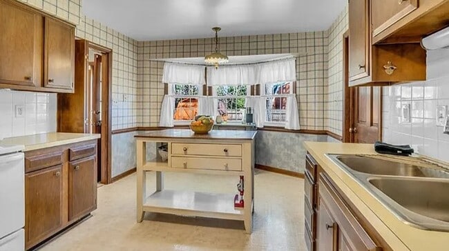 Building Photo - 561 Summit Ridge Dr