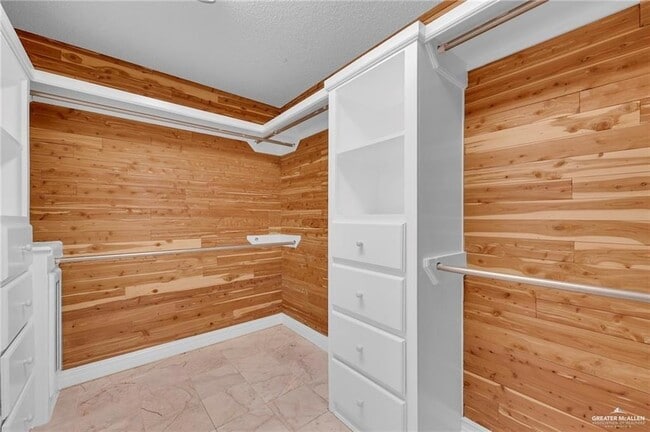 Building Photo - 9812 Las-Palmas Dr