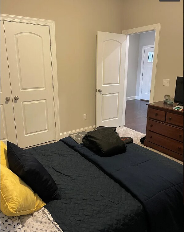 Building Photo - "Charming 3-Bedroom Retreat with 2 Baths and 1944 Sq. Ft. and fenced yard