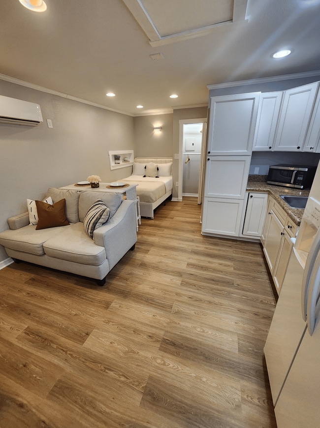 Building Photo - 490 E Stanford St