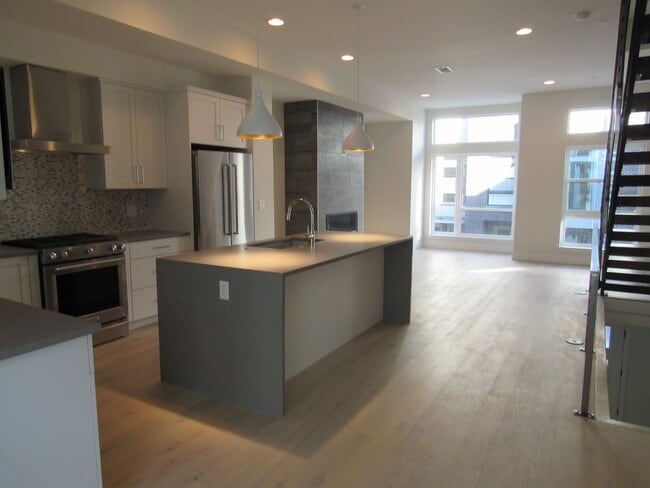 Building Photo - Town home a Block away from Sloan's Lake with roof top Deck