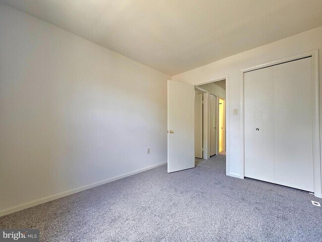 Building Photo - 4719 Gainsborough Dr