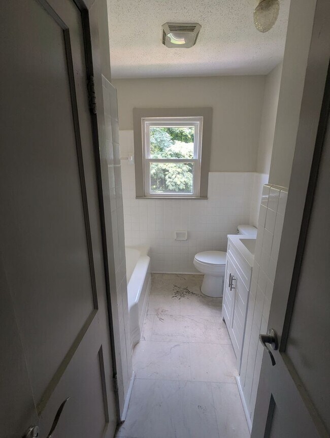 Building Photo - Remodeled 2 Bed 1 Bath Home Convenient Location