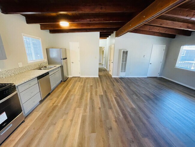 Building Photo - Pet friendly 2 bed 1 bath apartment for rent in South Lake Tahoe