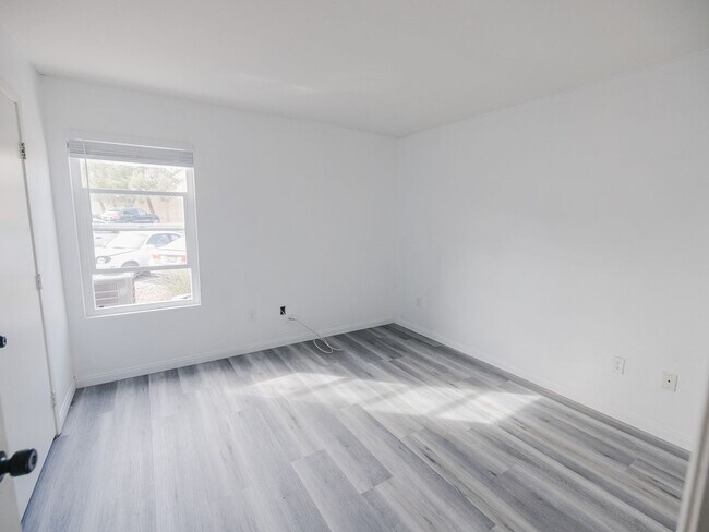 Building Photo - 2 Bedroom, 2 Full Bath Newly Renovated Con...