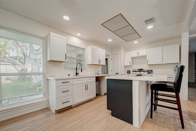 Building Photo - 4731 Casemont Dr