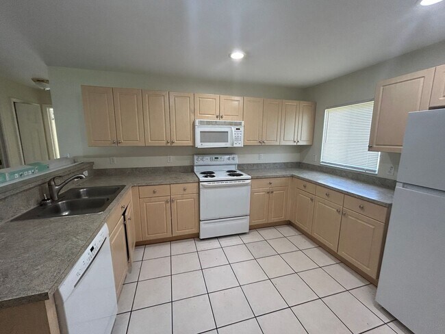 Primary Photo - 870 Rue Labeau Cir