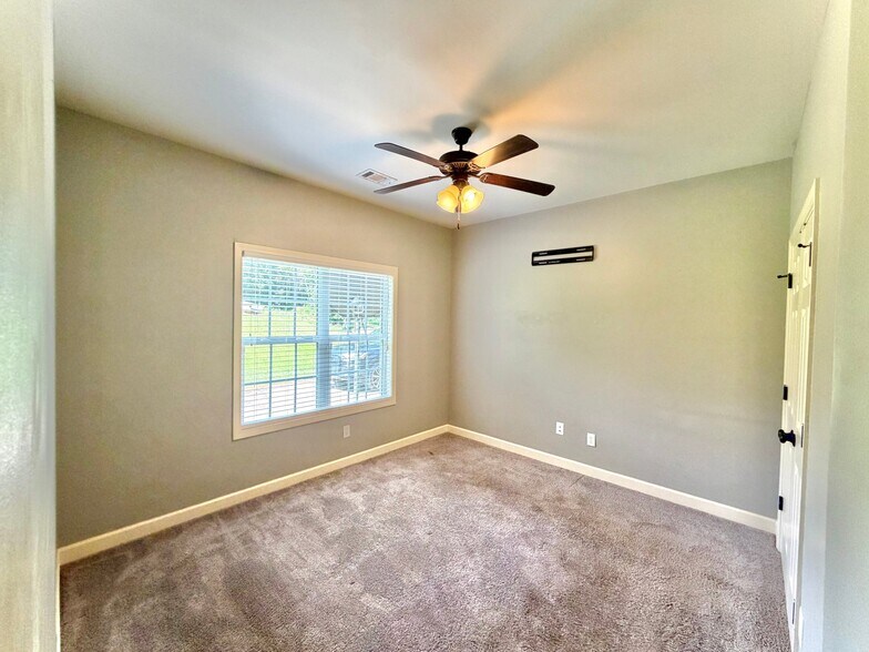 Building Photo - 185 Ora Ln