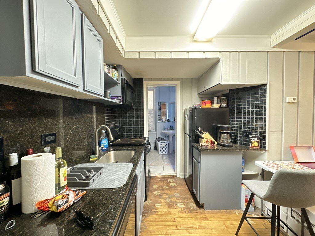 Building Photo - 2141 W Webster Ave