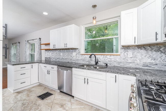 Building Photo - 243 Ridgeway Rd