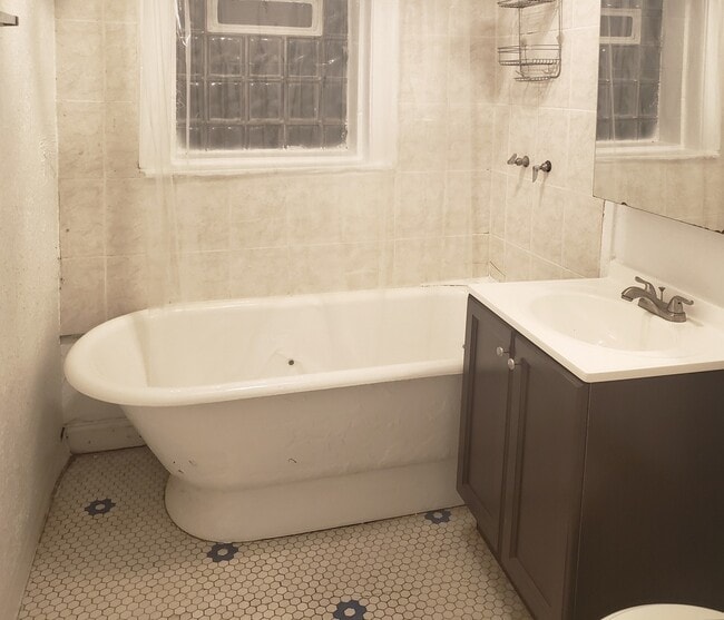 Building Photo - 2922 N Albany Ave