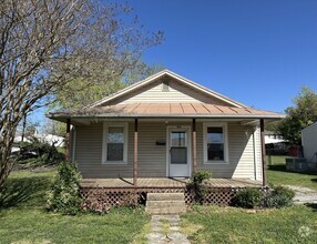 Building Photo - Cute Home in heart of Altavista
