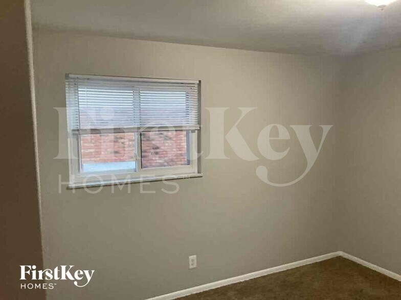 Building Photo - 1745 Pinebluff Ln