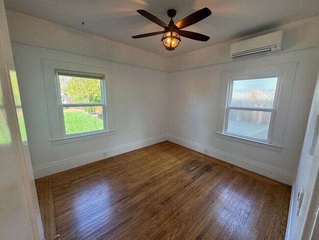 Building Photo - 2 bedroom |1 bathroom | Charming West Taho...