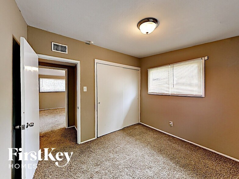 Building Photo - 805 Robinwood Dr