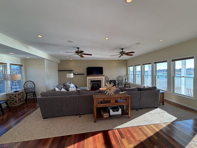 Building Photo - 802 N Harvard Ave