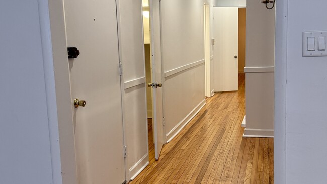 Building Photo - 644 W Aldine Ave