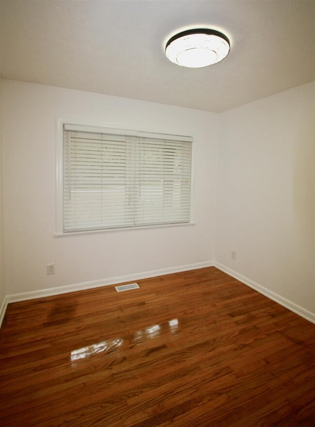 Building Photo - 520 N Hale St