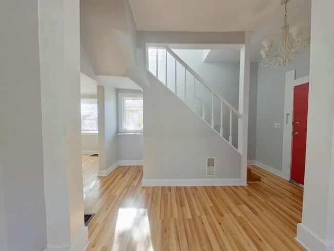 Building Photo - 3 Bedroom Home