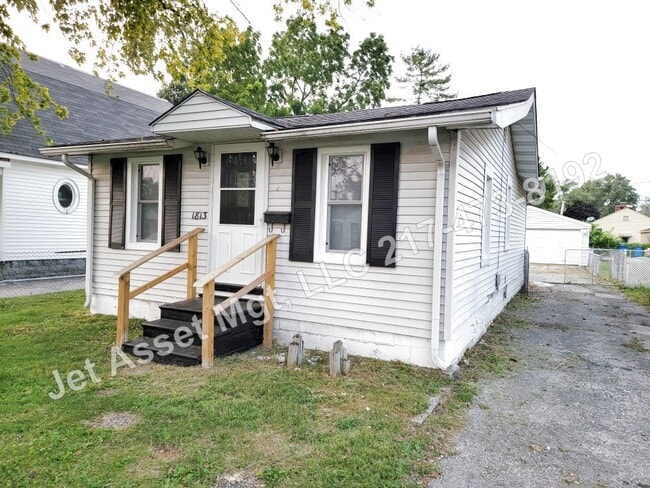 Primary Photo - Cute 2 bedroom house with XL 2 car garage!