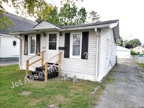 Building Photo - Cute 2 bedroom house with XL 2 car garage!