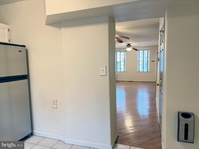 Building Photo - 1525 Montrose St