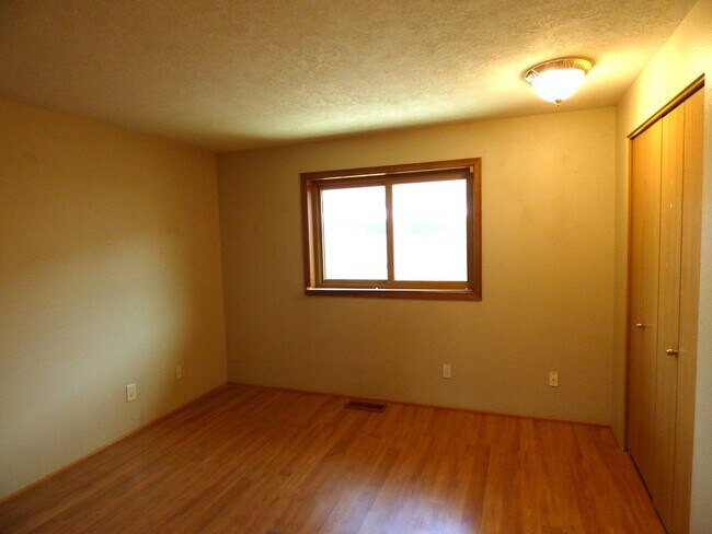 Building Photo - 3 bed Single level home in a Cul-De-Sac