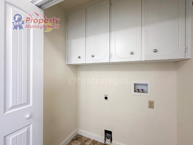 Building Photo - 1826 N Crestmont Dr