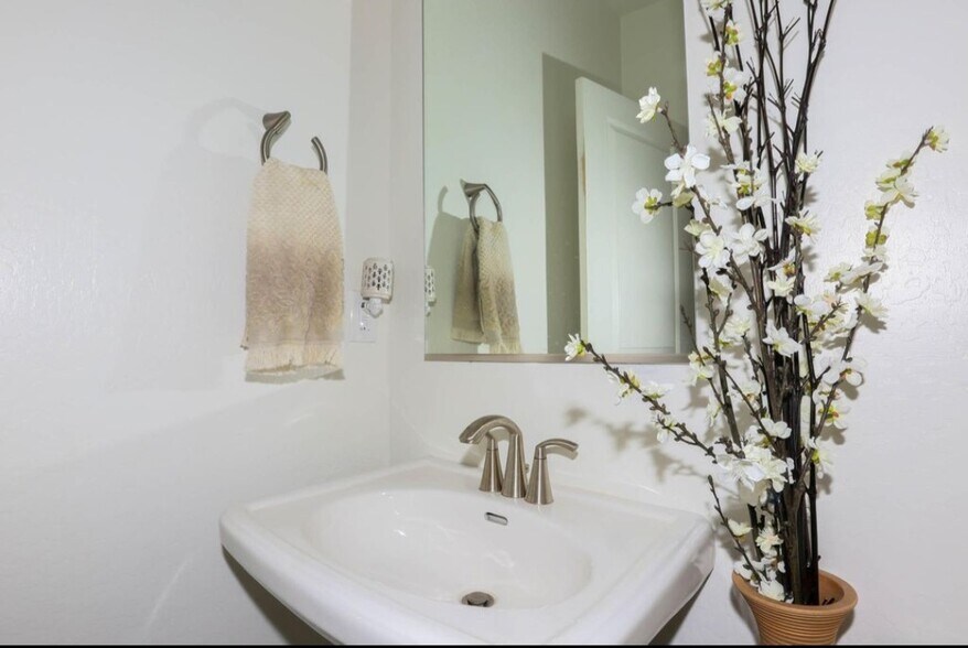 Building Photo - 2321 E Huntington Dr