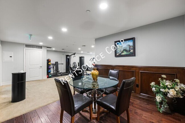 Building Photo - 12044 Hoffman St