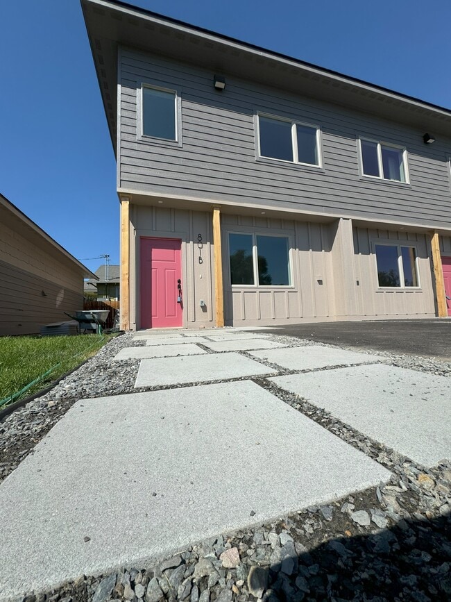 Building Photo - 801 N 16th Ave
