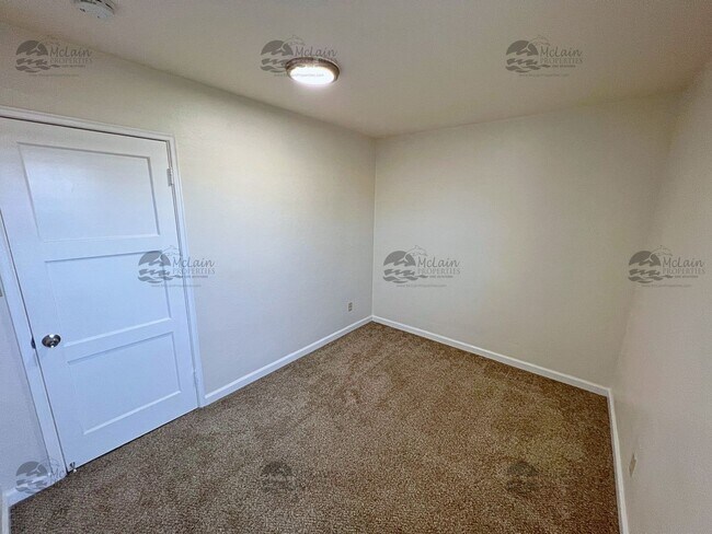 Building Photo - Newly upgraded 3 bd/1.5 bath with fenced yard