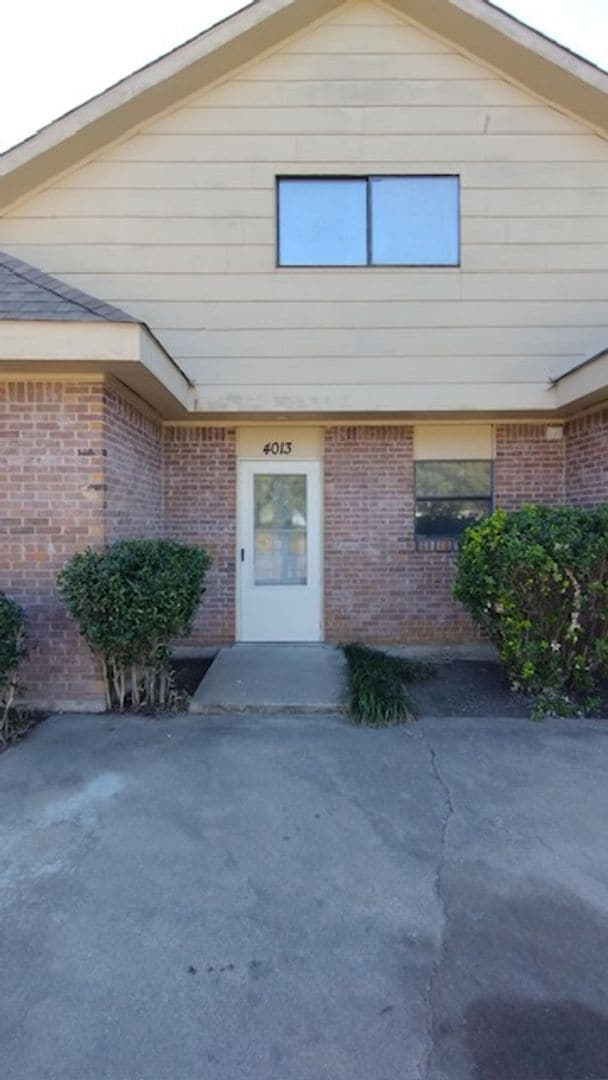 Building Photo - 4015 Apache Cir