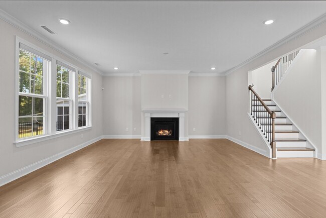 Building Photo - 1929 Latham Oaks Ave