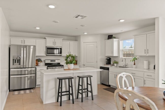 Building Photo - Multi-Generational Home!