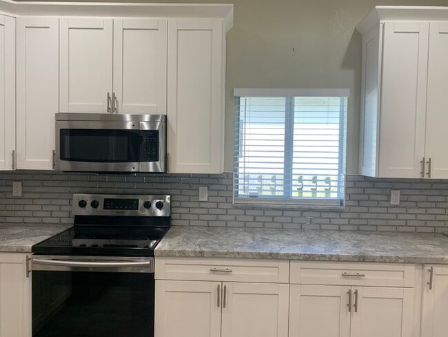 Building Photo - NEWER CONSTRUCTION MODERN HOME