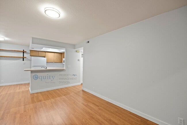 Building Photo - 989 Creekhill Ln