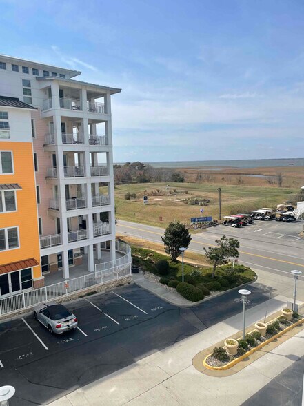 Building Photo - 3700 Sandpiper Rd