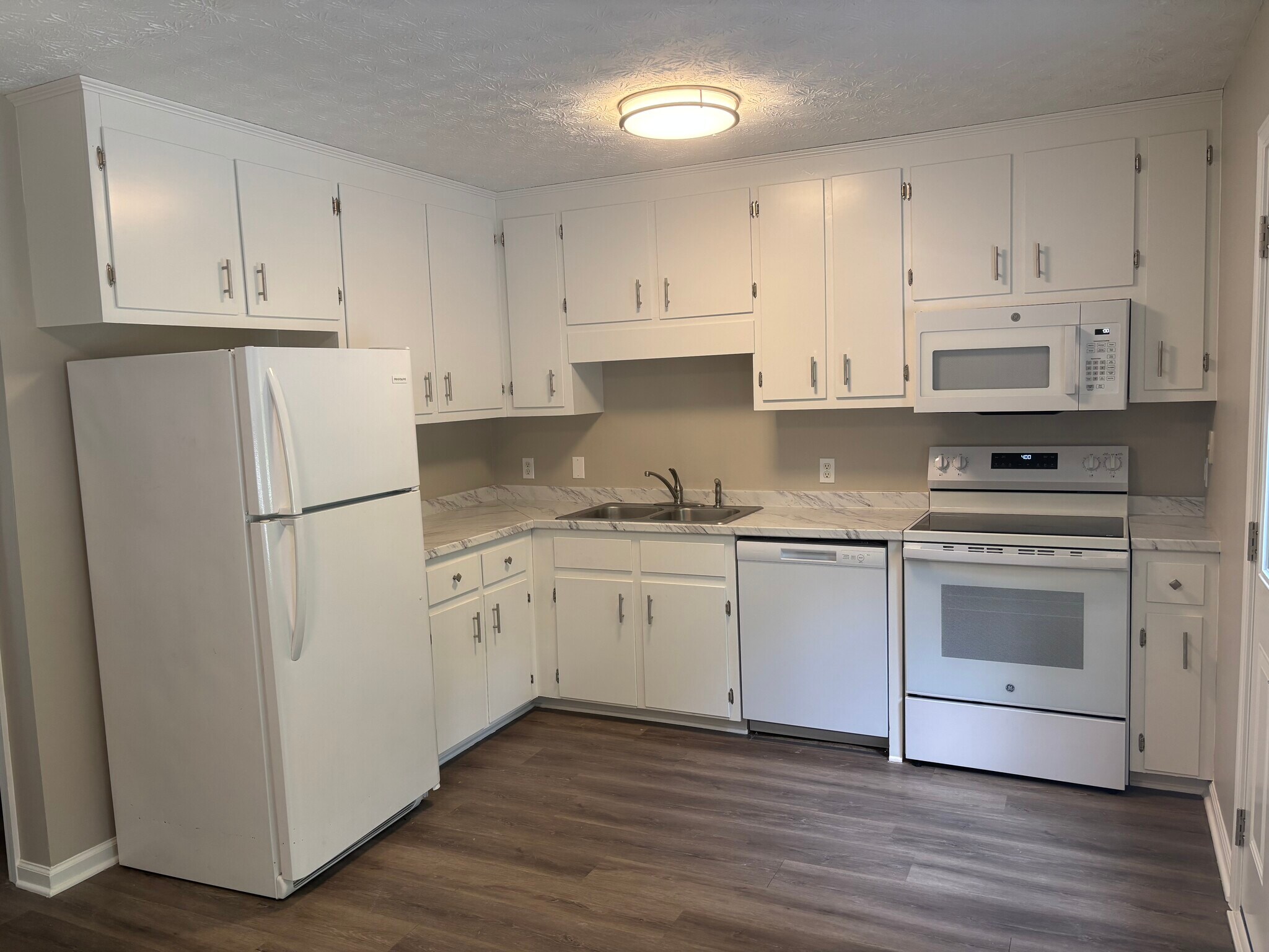 Building Photo - 97 Lily Dr