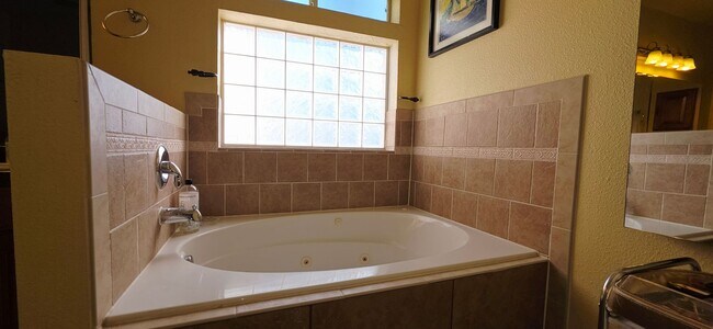 Building Photo - Stunning 4 bedroom, 3 bath home in West El Paso! NO APPLICATION OR ADMIN FEE!