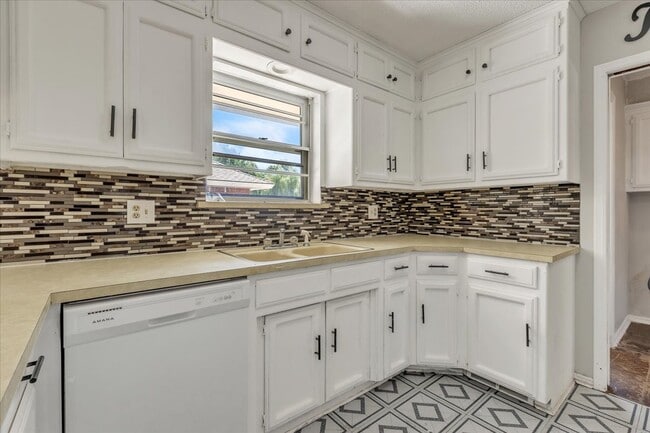 Building Photo - 3600 Sunvalley Dr