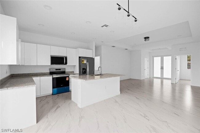 Building Photo - 1923 Sunniland Blvd