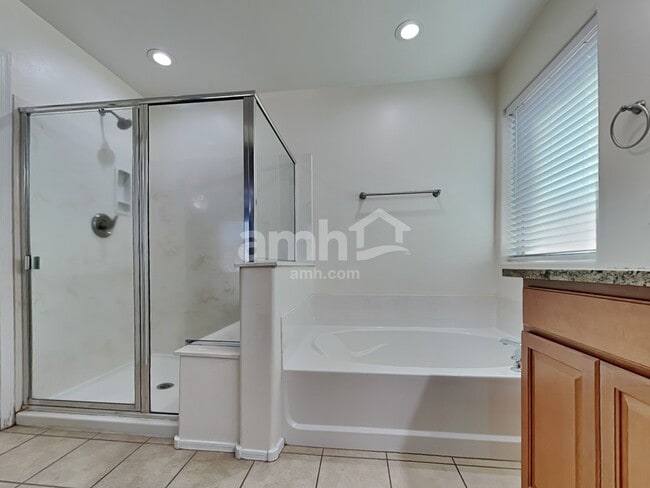 Building Photo - 207 W Calle Matraca