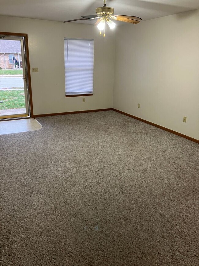 Building Photo - Charming 2-Bedroom Ranch in Peaceful Piqua Neighborhood!