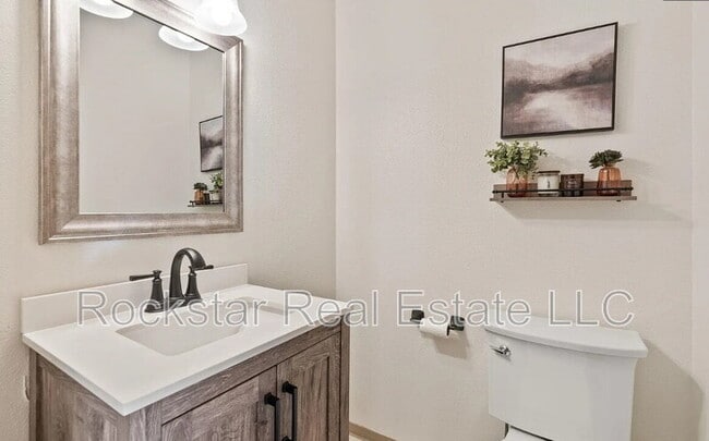 Building Photo - 607 W Persimmon Ln