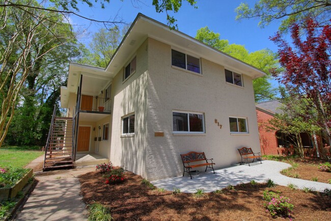 Primary Photo - 2bd/1ba Apartment located 1 block from Duk...