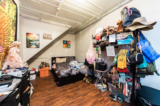 Building Photo - AVAILABLE MAY  - 2 Bedroom 1.5 bathroom Ho...